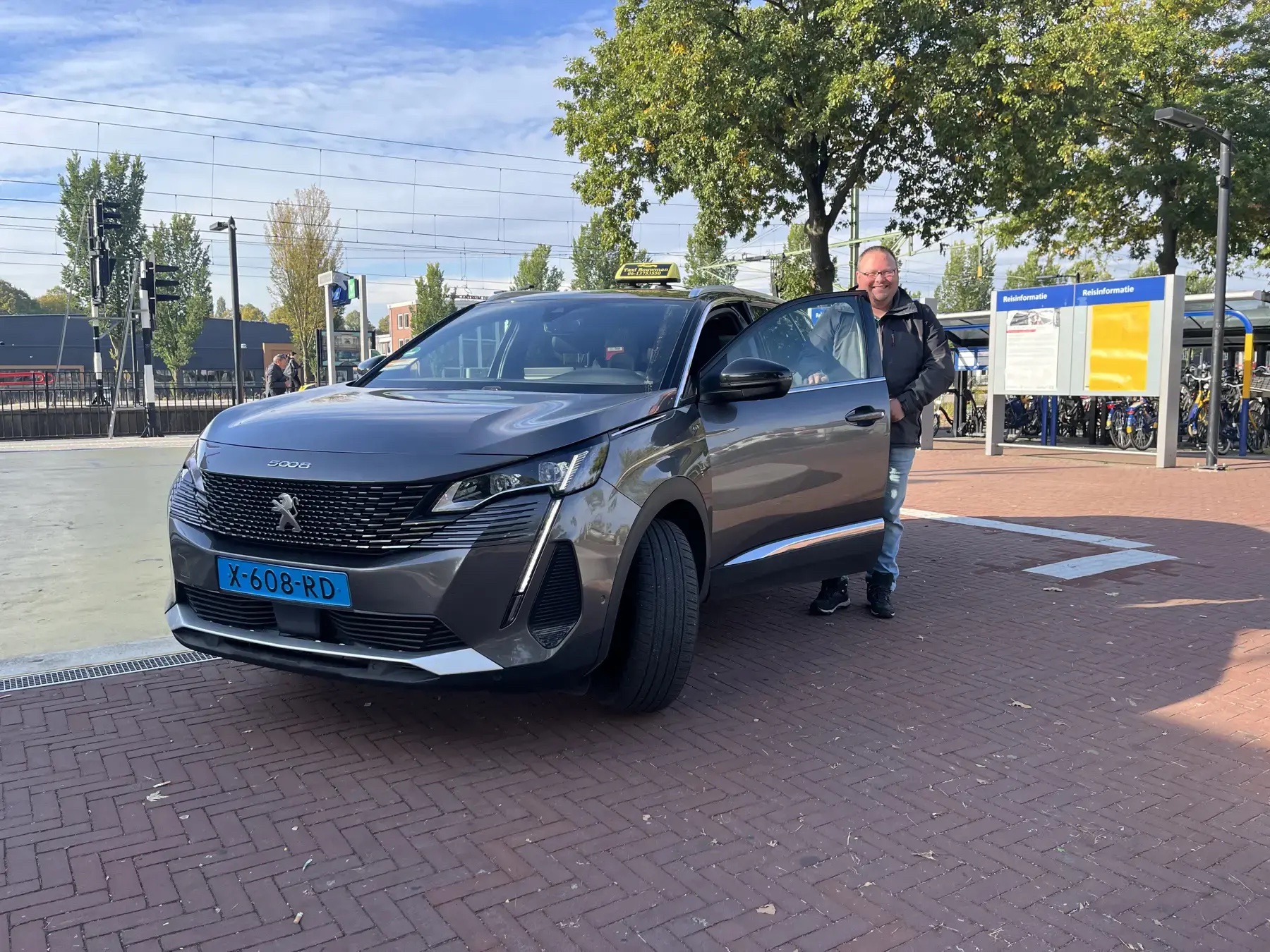 Taxi van Taxi Bouwman, klaar voor een rit in Zevenaar en Oost-Gelderland